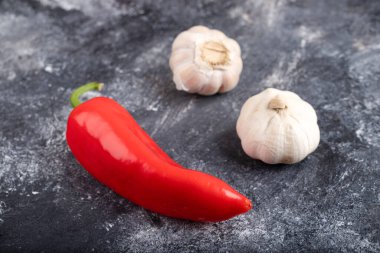 Mermer üzerine organik sarımsaklı kırmızı biber. Yüksek kalite fotoğraf