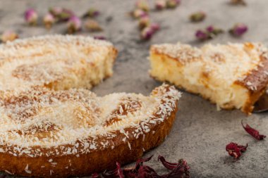 Kek dilimleri ve hindistan cevizi dilimleri bir taş masaya konur. Yüksek kalite fotoğraf