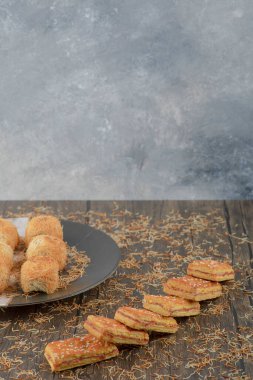 Bir tabak tatlı yuva pastası ve ahşap masada kraker yığını. Yüksek kalite fotoğraf