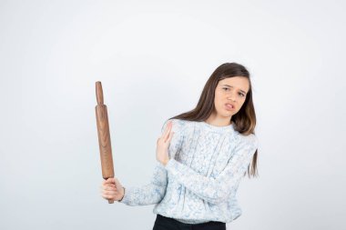 Beyaz arka planda merdane tutan genç bir kadın. Yüksek kalite fotoğraf