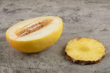 Yarım dilimlenmiş kavun ve arka planda ananas dilimi. Yüksek kalite fotoğraf