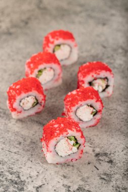 Kaliforniya, taştan arka planda uçan balık havyarıyla yuvarlanıyor. Yüksek kalite fotoğraf