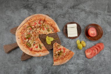 Peynirli pizza, peynirli ve domatesli taş kaplama. Yüksek kalite fotoğraf