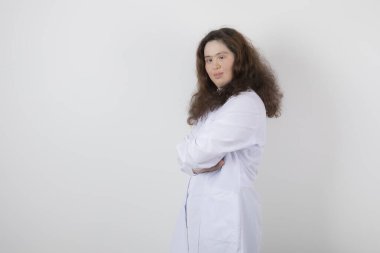 Kolları çapraz duran, Down sendromlu genç bir kızın portresi. Yüksek kalite fotoğraf