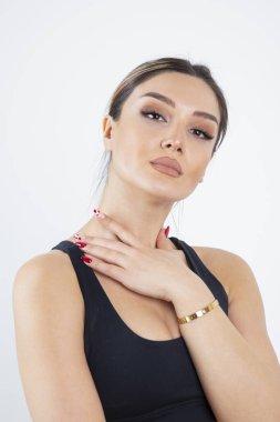 Ekin giymiş, ayakta duran ve poz veren çekici bir kadın resmi. Yüksek kalite fotoğraf