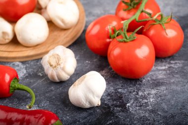 Masada taze sebzeli çiğ beyaz mantar tahtası. Yüksek kalite fotoğraf