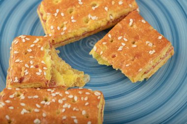 Mavi tabağa susam tohumlu lezzetli bisküviler. Yüksek kalite fotoğraf