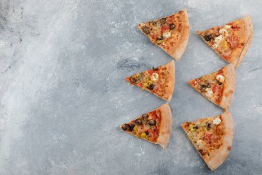 Arka planda bir sürü sıcak pizza dilimi. Yüksek kalite fotoğraf