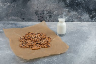 Birkaç sağlıklı yulaf ezmeli kurabiye ve bir sürahi sütle çikolata şurubu. Yüksek kalite fotoğraf