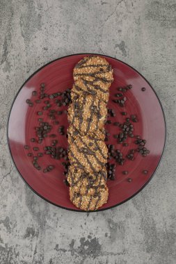 Kırmızı tabağa çikolata damlaları serpiştirilmiş lezzetli kurabiyeler. Yüksek kalite fotoğraf