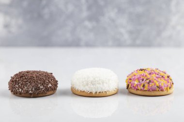 Beyaz arka planda şekerli kurabiyeler serpiştirin. Yüksek kalite fotoğraf