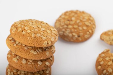 Beyaz arka plana yerleştirilmiş çok tahıllı kurabiyeler. Yüksek kalite fotoğraf