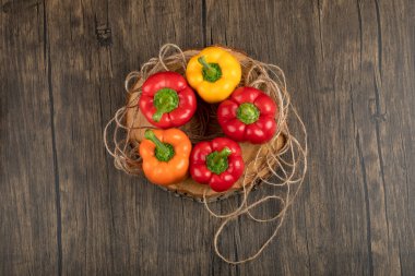 Tahta parçasına renkli dolmalık biber. Yüksek kalite fotoğraf