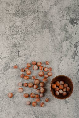 Taştan bir arka planda kabuklu sağlıklı Macadamia fındığı. Yüksek kalite fotoğraf