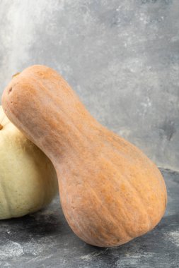 Mermer arka planda tereyağlı balkabağı. Yüksek kalite fotoğraf