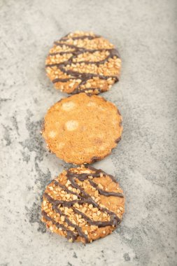 Taşa fındık konmuş lezzetli çikolatalı bisküviler. Yüksek kalite fotoğraf
