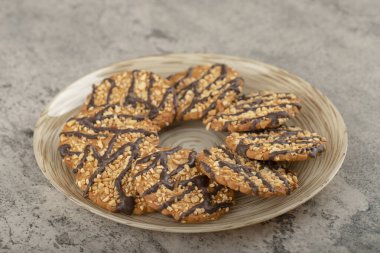 Taş masada seramik tabakta jöleli yulaf ezmeli bisküvi. Yüksek kalite fotoğraf