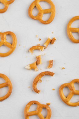 Beyaz arka plana saçılmış lezzetli tuzlu kraker yığını. Yüksek kalite fotoğraf