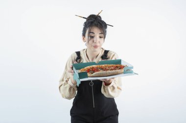 Lezzetli pizzayla dolu bir kutu tutan genç bir kadın. Yüksek kalite fotoğraf