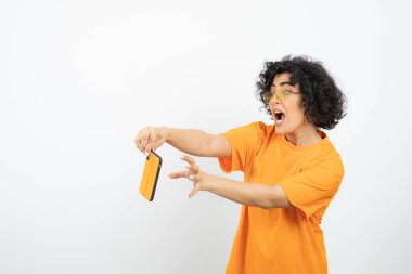 Beyaz arka planda poz veren genç bir kadın