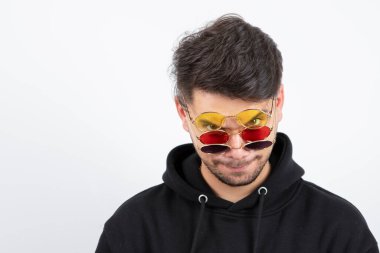 Şık gözlüklü, kendine güvenen genç adamın portresi. Yüksek kalite fotoğraf