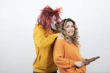 Dalgalı saçlı kadın maskeli esmer adamın yanında duruyor. Yüksek kalite fotoğraf