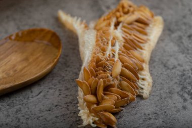 Taş zemin üzerinde tahta kaşık olan lezzetli kavun tohumları. Yüksek kalite fotoğraf