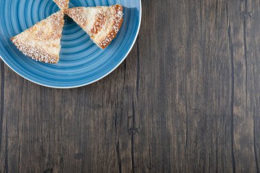 Ahşap bir masaya yerleştirilmiş lezzetli bir ahududu pastası tabağı. Yüksek kalite fotoğraf