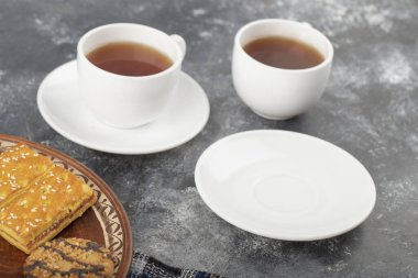 Taş zemine yerleştirilmiş tatlı atıştırmalıklar. Yüksek kalite fotoğraf