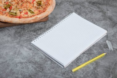 Boş kağıt ve kalemle ahşap tahtada leziz tavuk pizzası. Yüksek kalite fotoğraf