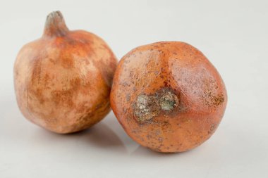 Beyaz arka planda iki egzotik ve lezzetli olgun nar. Yüksek kalite fotoğraf