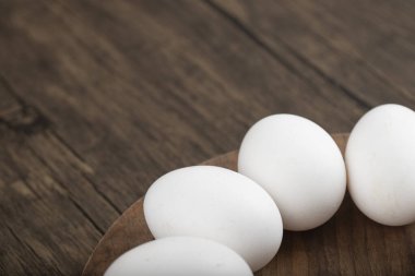 Taze beyaz yumurtaların yakın fotoğrafını çek. Yüksek kalite fotoğraf