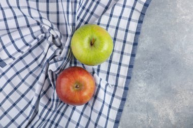 Masa örtüsünde izole edilmiş yeşil ve kırmızı olgun elmalar. Yüksek kalite fotoğraf
