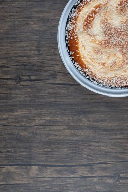 Ahşap bir zemine yerleştirilmiş yuvarlak lezzetli pasta. Yüksek kalite fotoğraf