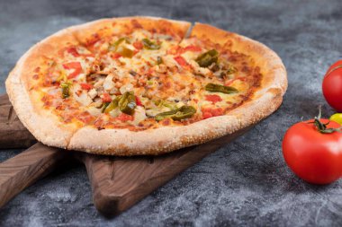 Taze kırmızı domatesli dilimlenmiş lezzetli pizza. Yüksek kalite fotoğraf