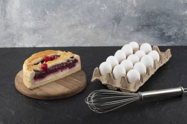 Dilimlenmiş lezzetli peynirli kek, böğürtlenli, bıyıklı ve çiğ yumurtalı. Yüksek kalite fotoğraf