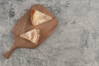 Tahtaya hindistan cevizi serpiştirilmiş iki dilim pasta. Yüksek kalite fotoğraf