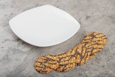 Taş masaya beyaz yulaflı çikolatalı bisküvi. Yüksek kalite fotoğraf