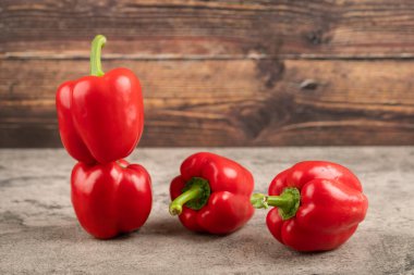 Kırmızı dolmalık biber seti taştan arka planda. Yüksek kalite fotoğraf