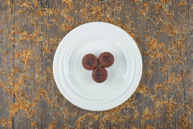 Tahta masada beyaz çikolatalı browni tabağı. Yüksek kalite fotoğraf