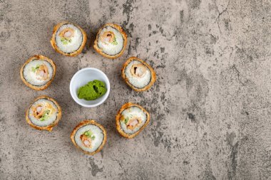 Sıcak suşi ruloları ve arka planda bir kase wasabi. Yüksek kalite fotoğraf