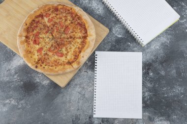 Lezzetli margherita pizza ve mermer yüzeyde boş kağıt. Yüksek kalite 3d illüstrasyon