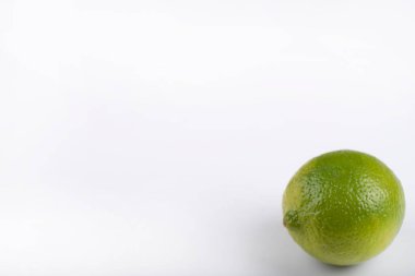Beyaz arka planda tamamen izole edilmiş taze bir limon. Yüksek kalite fotoğraf