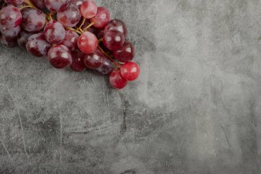 Mermer yüzeyde kırmızı olgun üzüm kümesi. Yüksek kalite fotoğraf