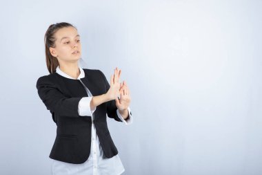 Beyaz arka planda bir şeyden uzak duran genç bir kadının portresi. Yüksek kalite fotoğraf