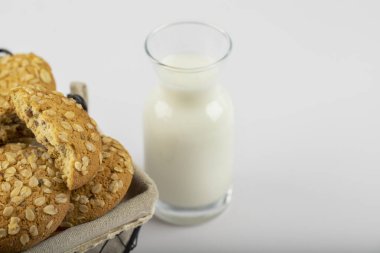 Metalik bir sepete taze soğuk sütle yerleştirilmiş çok tahıllı kurabiyeler. Yüksek kalite fotoğraf