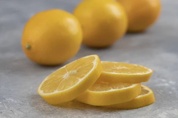 Набір Цілих Кислих Лимонів Скибочками Мармуровому Фоні Високоякісна Фотографія — стокове фото