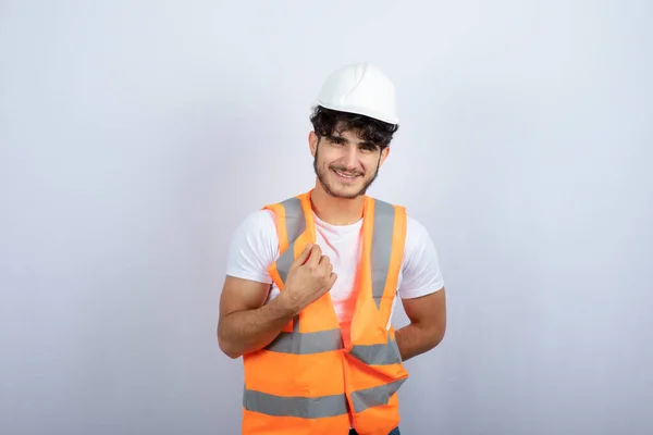 Joven Guapo Uniforme Parado Sobre Una Pared Blanca Foto Alta — Foto de Stock