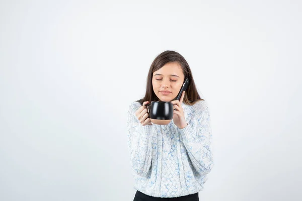 Jovem Segurando Uma Xícara Café Quente Falando Telefone Foto Alta — Fotografia de Stock