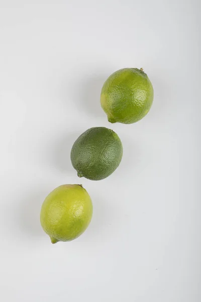 Tres Frutos Maduros Lima Aislados Sobre Fondo Blanco Foto Alta —  Fotos de Stock